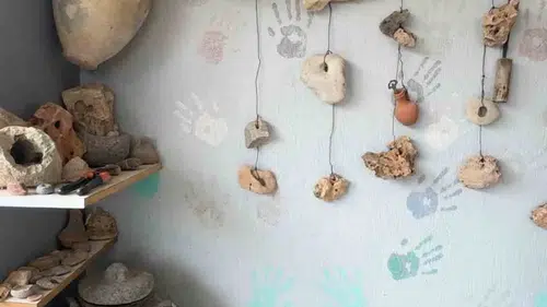 Siirtli köylüler tarlada buldukları gizemli objeleri bahçelerinde sergiliyor