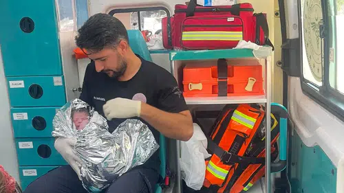 Şanlıurfa'da acil sağlık ekipleri ambulansta doğumu gerçekleştirdi