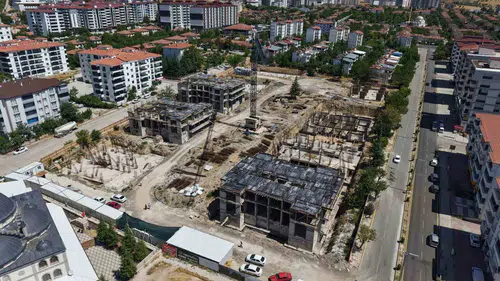 Elazığ genelindeki kentsel dönüşüm projelerinde inşaatlar hızla ilerliyor