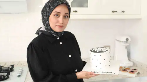 İki çocuk annesi geceleri pasta yapıp butik pastane hayalini kuruyor