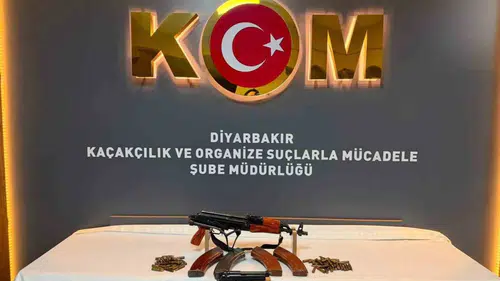 Diyarbakır polisinden ortak baskınla ele geçirilen silahlara iki tutuklama