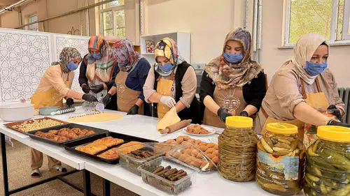 Hamur'da 7 kadının el emeği hem sofralara hem aile bütçesine katkı oluyor