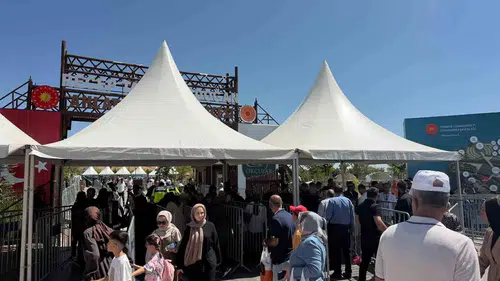 Erdoğan Ahlat’ta, vatandaşlar Millet Bahçesi’nde toplanmaya başladı