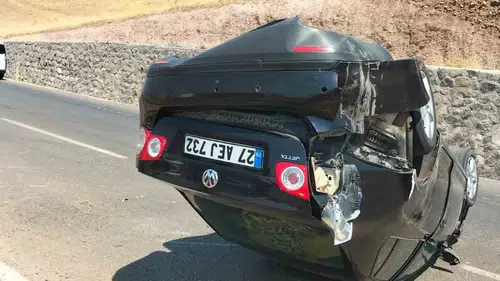 Diyarbakır Mardin yolunda iki otomobil devrildi