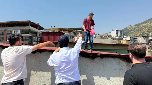 "İntiharkolik" Hasan İ. bu kez Şemdinli'de 7 katlı binaya çıktı