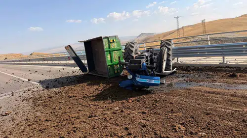 Virajı alamayan gübre yüklü traktör devrildi, o anlar kamerada