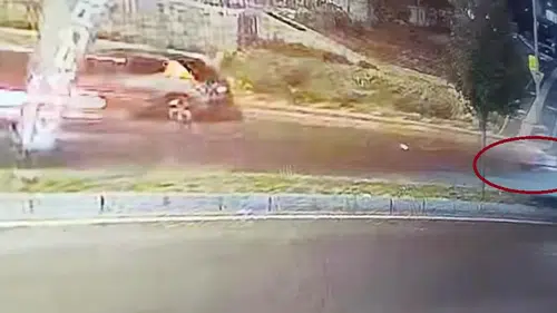 Diyarbakırda ters yöne giren motosikletli otomobille çarpıştı