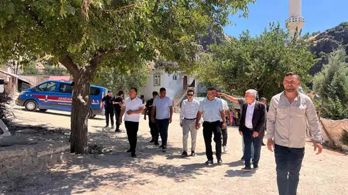 Çermik Kaymakamı Saltepe Mahallesi'ndeki yol çalışmalarını sahada inceledi