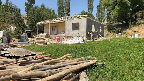 Yer minderinde ders çalışan ikizlerin evi yenileniyor