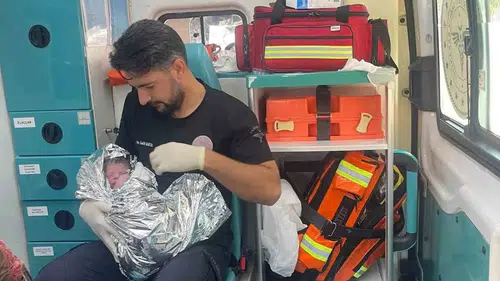 Şanlıurfa'da ambulans bekleyen anne otomobilde doğum yaptı