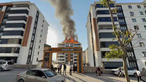 Apartmanın çatısında yangın paniği
