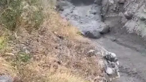 Pülümür bölgesindeki sağanak yağış sonrası yamaçlardan toprak kayması yaşandı