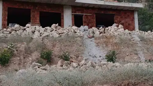 Gercüş ilçesindeki inşaatta iskeleden düşen usta ağır yaralandı