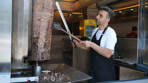 Muşta dönerciler kavurucu sıcakta ateş başında ter döküyor