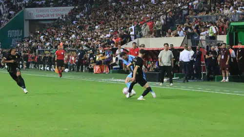 Amed Sportif Faaliyetler ile Trabzonspor ilk yarıda 1-1 berabere kaldı