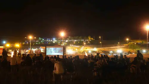 Muş’ta tarihi köprüde nostaljik sinema akşamı