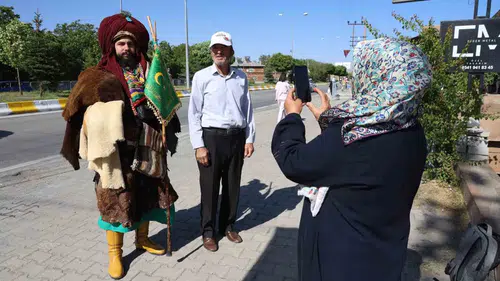 Selçuklu kıyafetiyle Konya'dan Ahlat'a gelen vatandaş Erdoğan'ı gördü