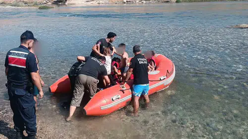 Eğil'de su yükselince mahsur kalan aile botla kurtarıldı
