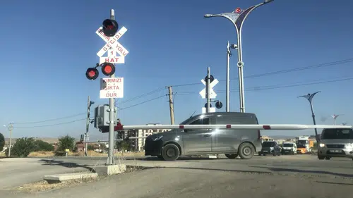 Elazığ’da tehlikeli ısrar hemzemin geçitteki güvenlik önlemlerini hiçe saydı