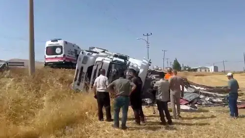 Elazığ Kovancılar yolunda freni boşalan kamyon devrildi