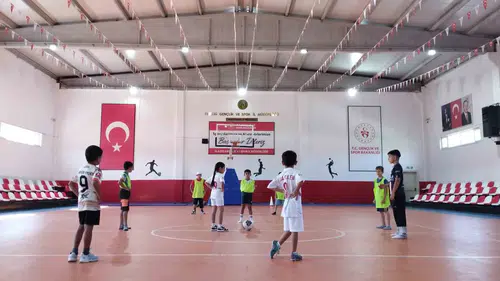 Sivrice ilçesinde çocuklar yaz tatilini sporla dolu geçiriyor