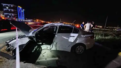 Van'da kamyonet ile otomobil çarpıştı, 5 kişi yaralandı