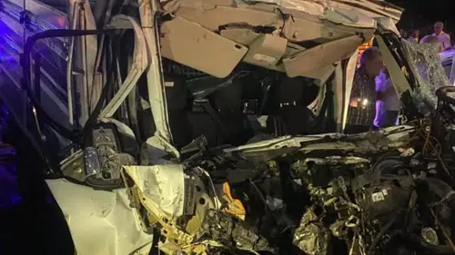 Bingöl Erzurum kara yolunda pikap kamyona çarptı
