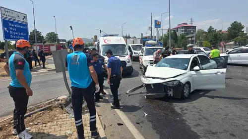 Bingöl merkezde iki otomobilin karıştığı kazada üç kişi yaralandı