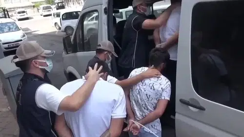 Diyarbakırda kendilerini polis sanan grup iki kişiyi darp etti