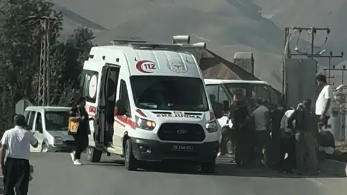 Yüksekova’da kavşakta çarpışan iki araçtan 4 yaralı