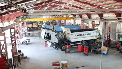 Elazığ kırsalındaki iş makineleri atölyelerde aralıksız onarımdan geçiyor