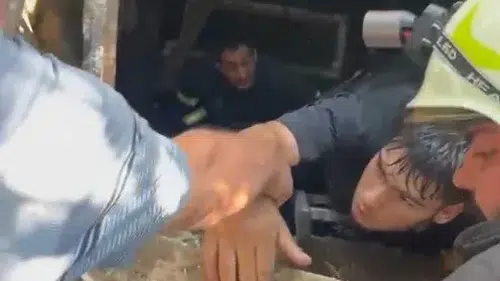 Viranşehirde evinin bahçesindeki kuyuya düşen genç son anda kurtarıldı