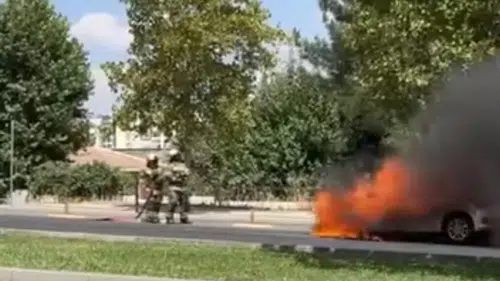 Kayapınar ilçesinde park halindeki araç çıkan yangın sonucu küle döndü