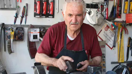 Vanlı usta yarım asrı aşkın süredir çark başında bıçak biliyor