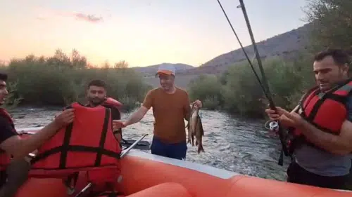 Murat Nehri adasında mahsur kalan iki balıkçı kurtarıldı