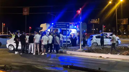 Diyarbakır Mardin yolundaki kavşakta iki araç birbirine girdi