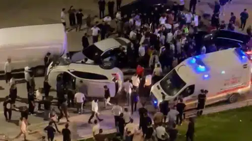Yüksekova İpekyolu Caddesi üzerinde park halindeki araçlara çarpan otomobil dört kişiyi yaraladı