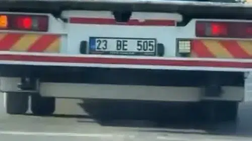 Elazığ trafiğinde çekici üzerinde yolculuk yapan tosun şaşırttı