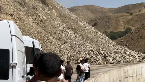 Yüksekova ile Van arasındaki ulaşımı kaya kütleleri kesti