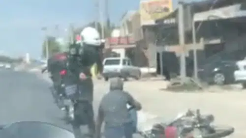 Akçakale'de polisten kaçan plakasız motor sürücüsü kaza yapınca yakalandı
