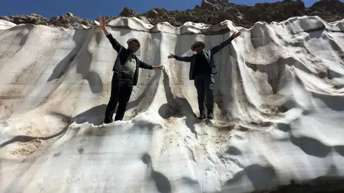Hakkari Yüksekova dağlarında ağustos ayında metrelerce kar tüneli keyfi yaşanıyor