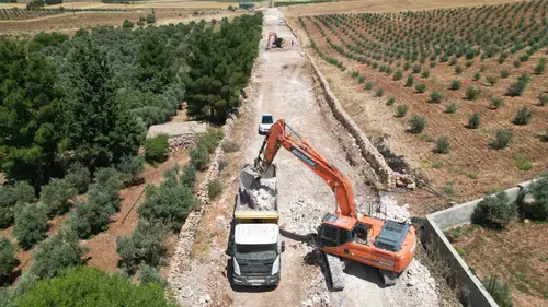 Şanlıurfa kırsalında 29 kilometrelik yol sıcak asfaltla yenileniyor