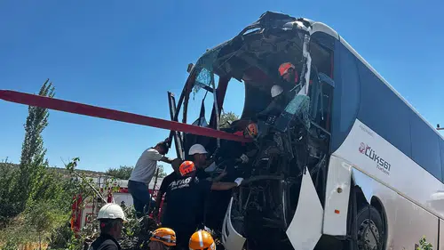 Lice yolunda kontrolden çıkan yolcu otobüsü şarampole yuvarlandı