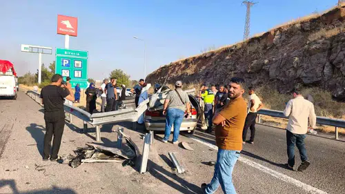 Şanlıurfa yolunda bariyerlere çarpan araçta bir kişi hayatını kaybetti