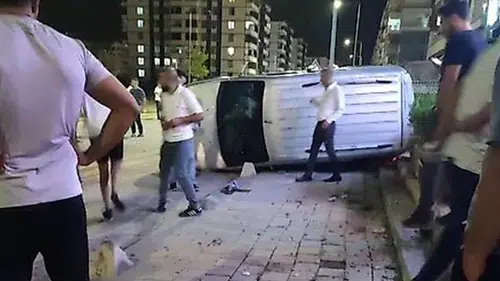 Siirtte direksiyon hakimiyetini kaybeden sürücü kaldırıma devrildi