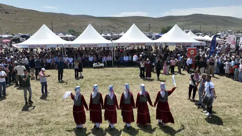 Ağrı Balık Gölü binlerce kişiyi ağırlayan renkli şenliğe ev sahipliği yaptı