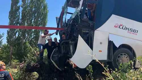 Diyarbakır Bingöl yolunda yolcu otobüsü kaza yaptı 2 kişi yaralandı
