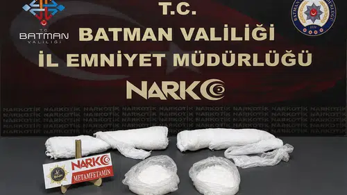 Alçılı kolunda bir kilo uyuşturucu taşıyan yolcu yakayı ele verdi