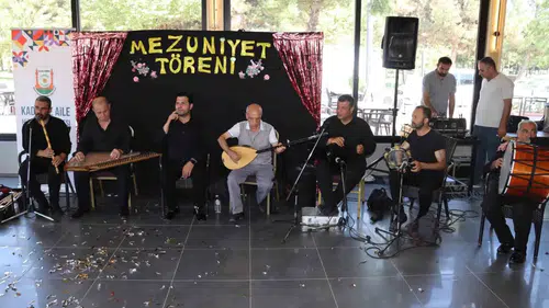 Şanlıurfa'da okuma yazma kursunu bitiren kadınlar diplomalarını coşkuyla aldı
