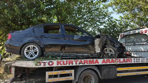 Batman'da kontrolden çıkan otomobil ağaca çarparak boş araziye savruldu